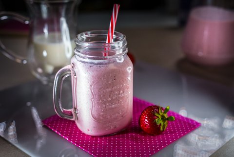 Beerenmilchshake im Glas