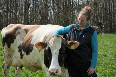 Sabine Bresgen mit einer Kuh auf der Weide