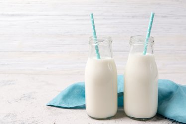 Zwei Gläser Milch in Flaschen