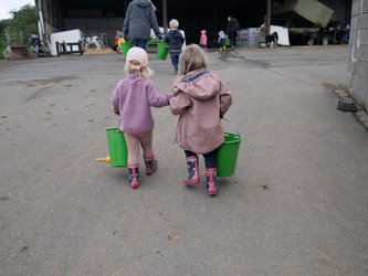 Mitmachen gehört zum Konzept: Kinder der Bauernhof-Kita auf dem Weg zum Stall.