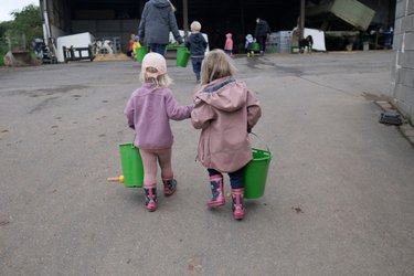 Mitmachen gehört zum Konzept: Kinder der Bauernhof-Kita auf dem Weg zum Stall.