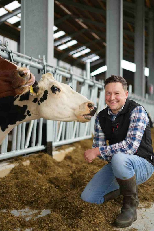 Junglandwirt Andreas Stöcker bei seinen Kühen