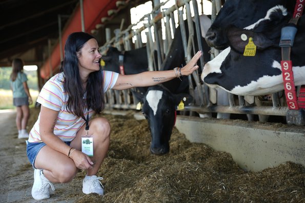 Bloggerin Dajana Leppin im Stall von Landwirt Basti Bützler