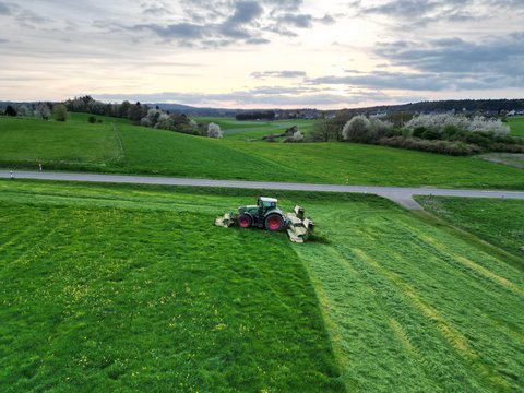 Luftaufnahme von der Grasernte auf dem Feld