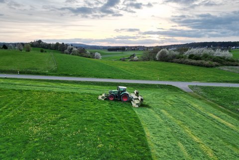 Luftaufnahme von der Grasernte auf dem Feld