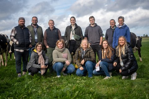 Auf der Weide: Die Teilnehmer der Milk.Fluencer E-Bike-Tour auf dem Hof Schmidt in Brilon