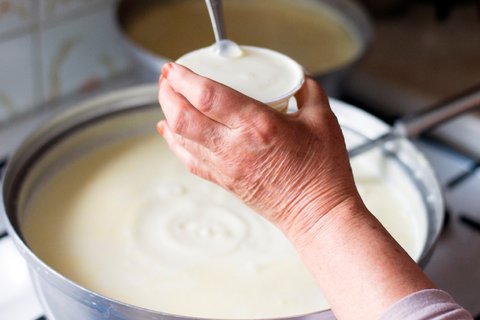 Ein Schälchen mit Joghurt vor einer Schüssel