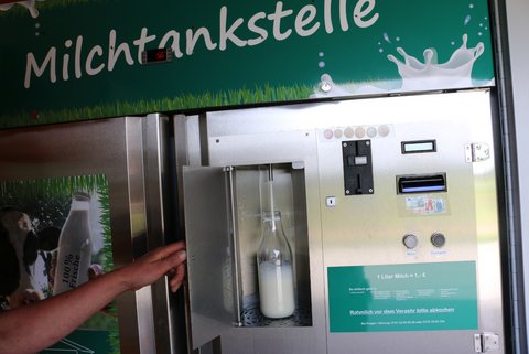 Eine Flasche in einem Milchautomaten