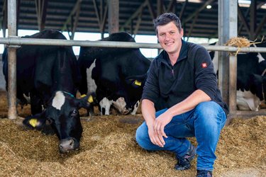 Landwirt Stefan Oskamp bei seinen Kühen im Stall.