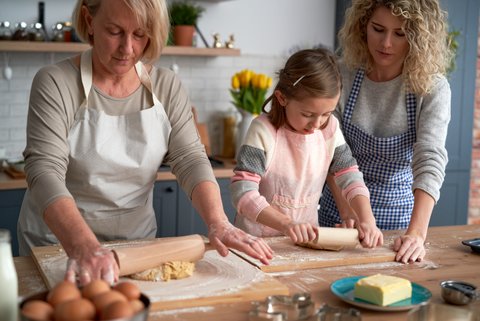 Zwei Frauen und ein Kind beim Backen